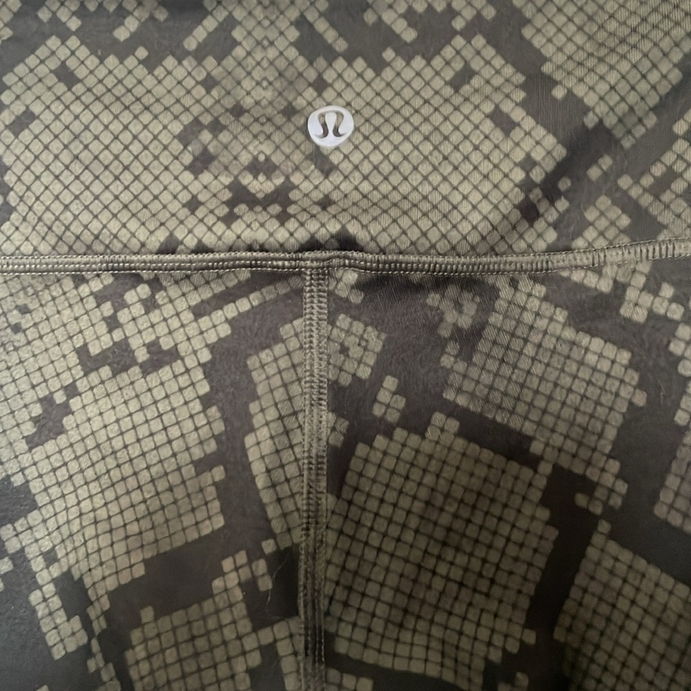 Lululemon Size 4 green/black leggings 21” inseam - Picture 3 of 5